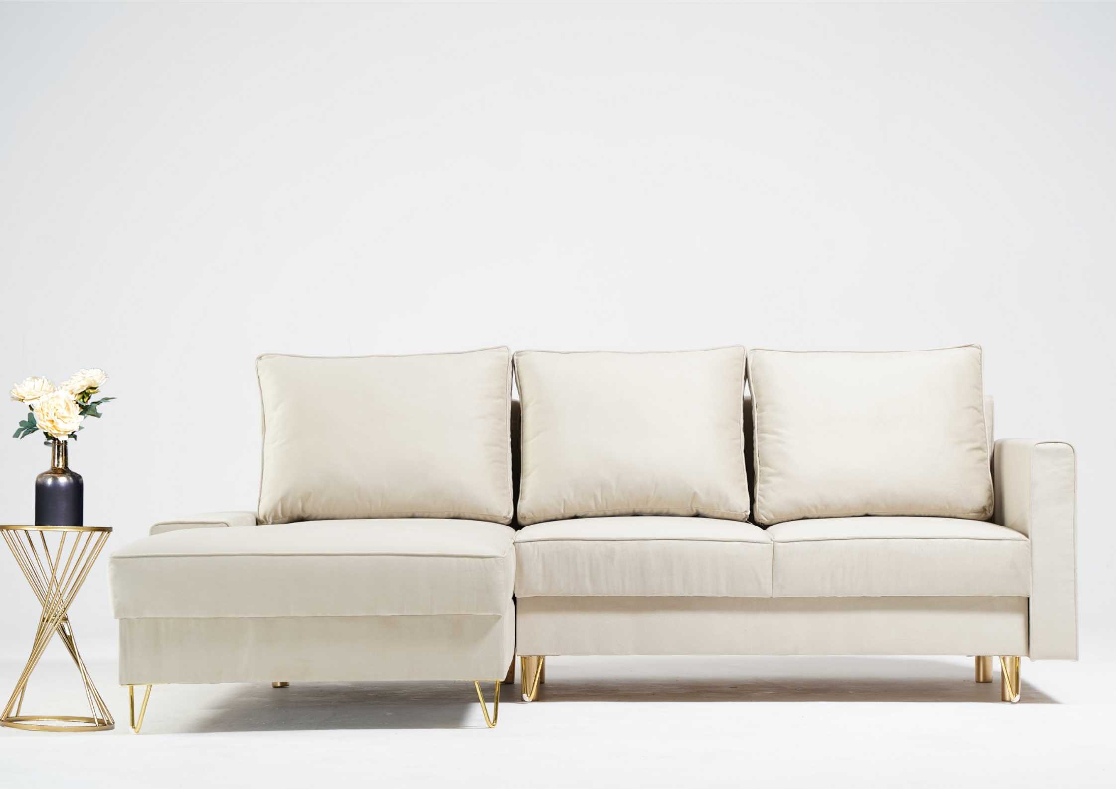 Beżowy narożnik na złotych nogach